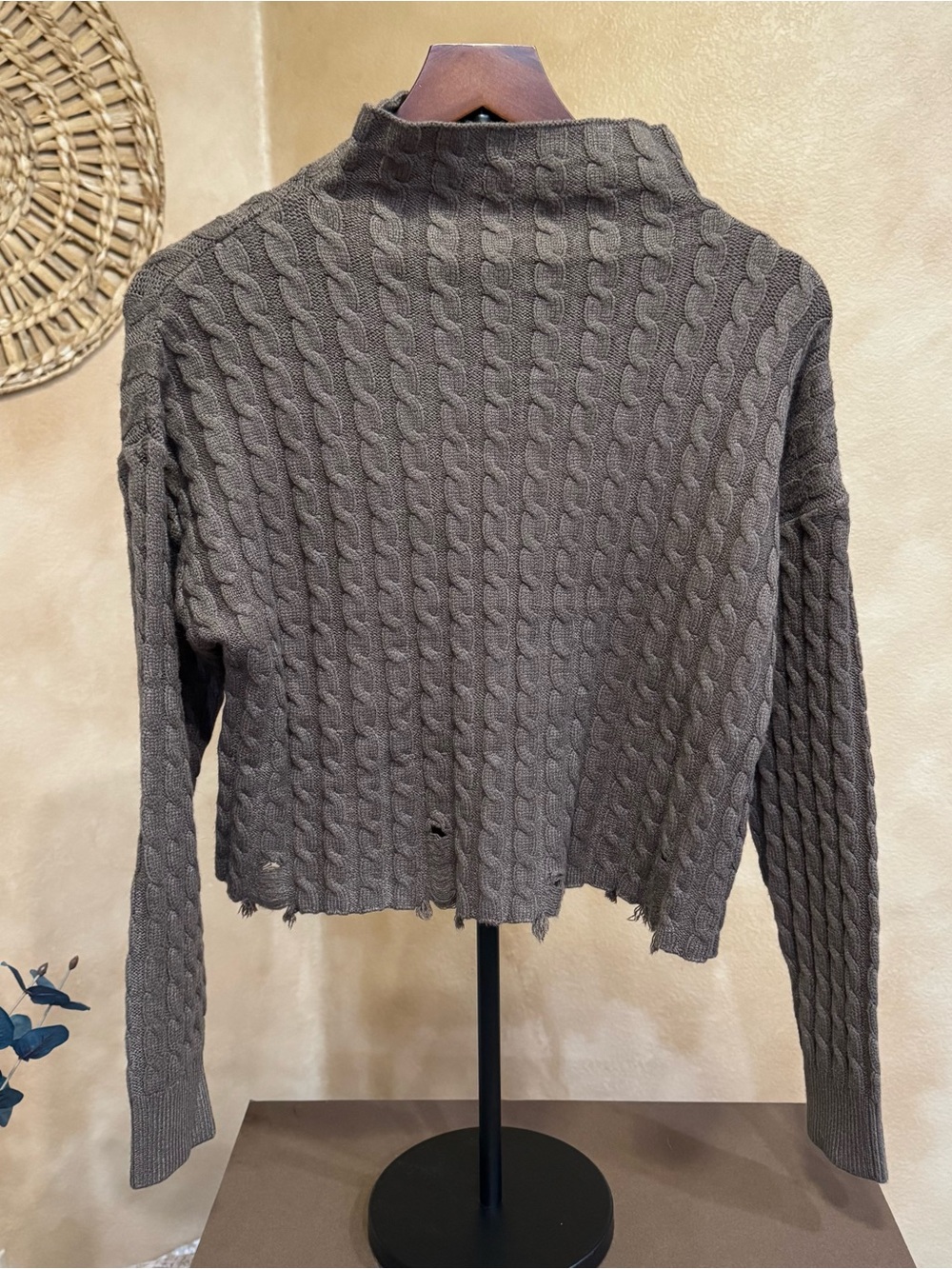 Truth Women’s Lived In Relaxed Cable-Knit Cropped Sweater

Non Smoking 
No Pets